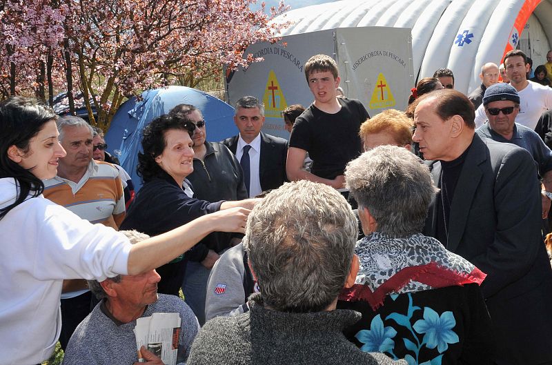 Berlusconi aconseja a las víctimas del terremoto que se hagan a la idea de que "están de camping"