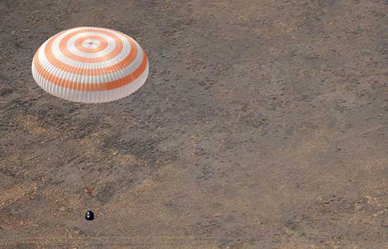 La Soyuz, con el turista espacial norteamericano a bordo, aterriza con éxito en Kazajistán