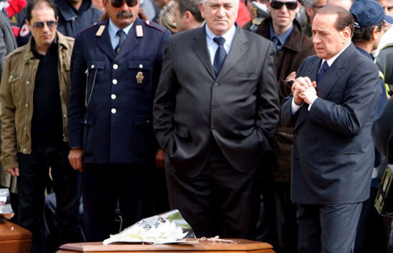 Italia llora a los 296 muertos del terremoto en un funeral de Estado en L'Aquila