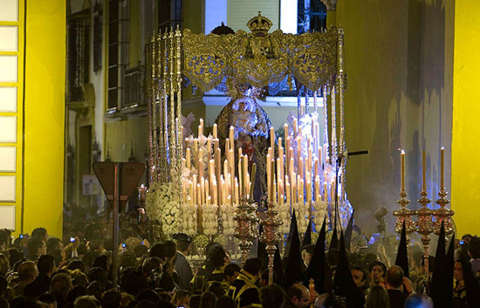 Cientos de miles de personas celebran la Madrugá del Viernes Santo en Sevilla.