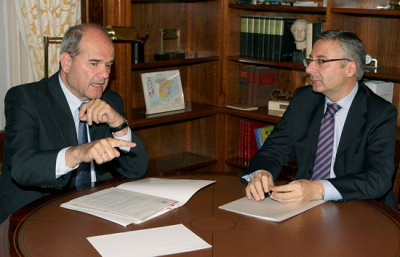Chaves aborda con Blanco el desarrollo de las infraestructuras y los transportes en las autonomías
