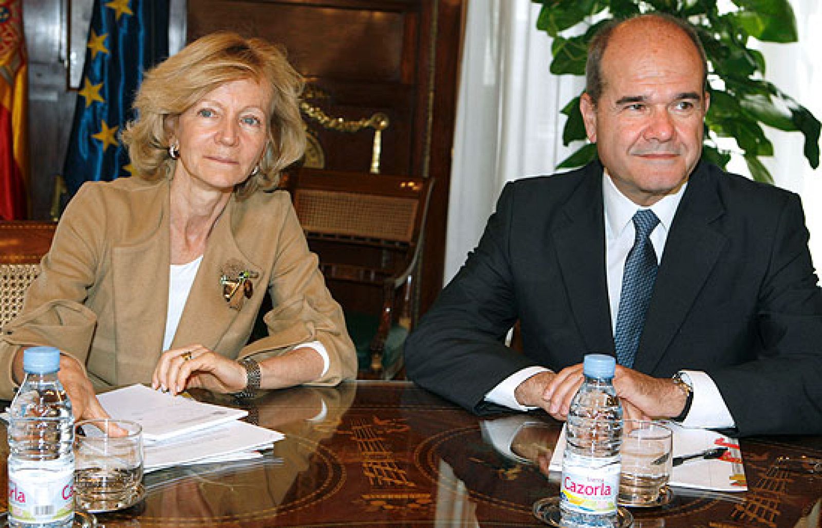 La salida de la crisis económica ha centrado las reuniones de la ministra de Economía Elena Salgado con la titular de Defensa, Carme Chacón y el ministro de Política Territorial, Manuel Chaves.