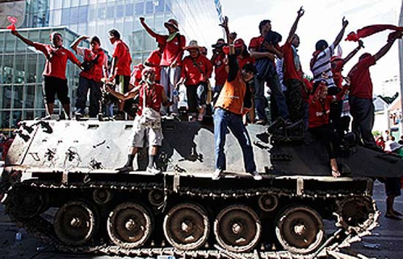Manifestantes tailandeses asaltan el Ministerio del Interior tras la declaración del estado de excepción