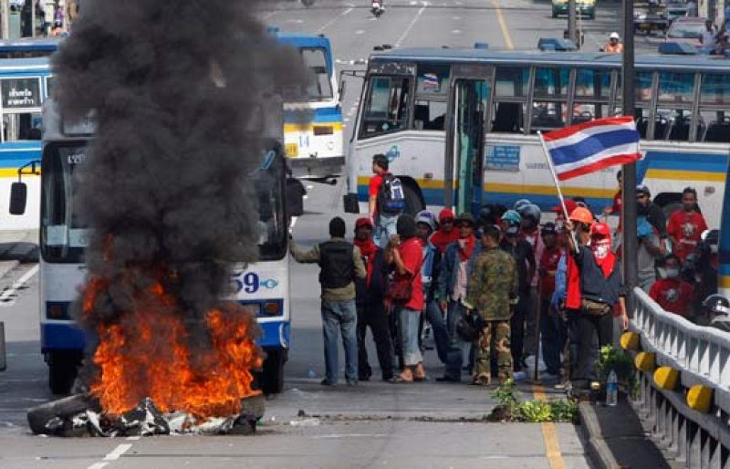 El Ejercito tailandés responde con disparos ante las violentas protestas en Bangkok