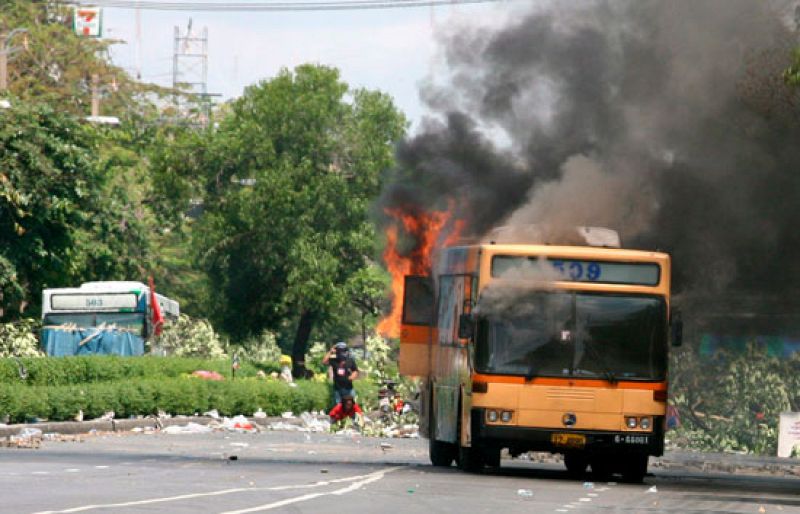 Tailandia emite órdenes de detención contra el ex primer ministro Shinawatra y 13 de sus seguidores
