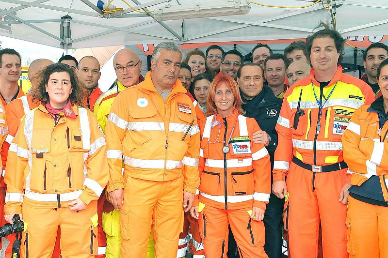 Berlusconi, a una médico en L' Aquila: "No me importaría ser reanimado por ti"