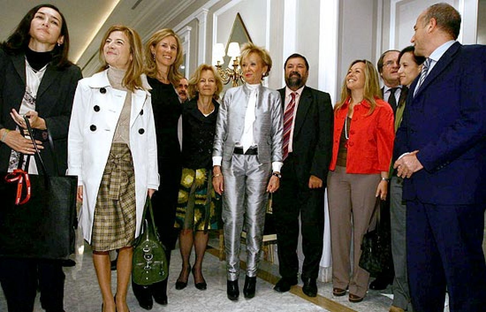 La vicepresidenta primera del Gobierno, María Teresa Fernández de la Vega, ha señalado que estamos en el camino correcto para salir de la crisis aunque reconoce que no se sabe cuándo se saldrá de ella.