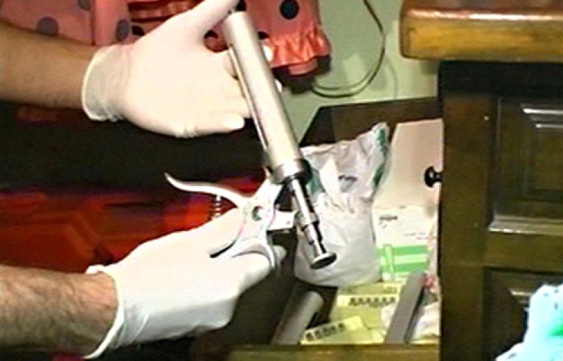 Detenido en Barcelona un hombre por operar sin titulo y con material veterinario