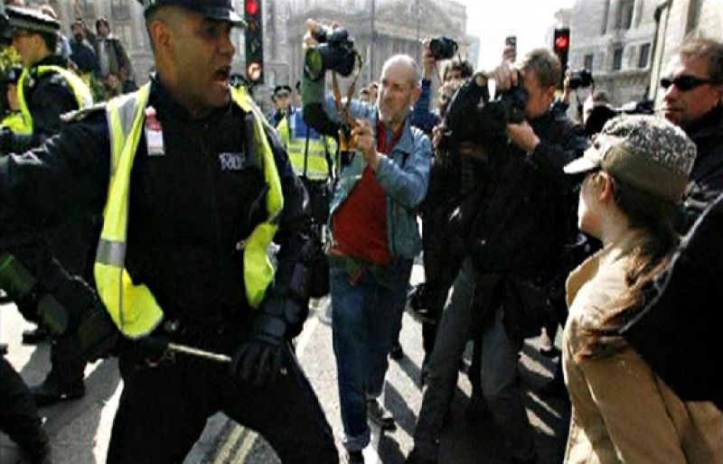 Un segundo policía es suspendido por golpear a una manifestante anti G-20 en Londres