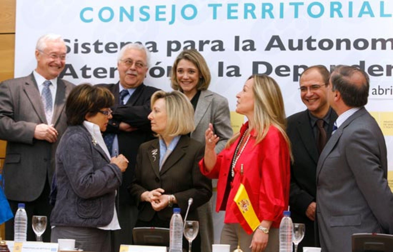 Trinidad Jiménez se reúne por vez primera con los responsables de dependencia de las comunidades autónomas | Ver