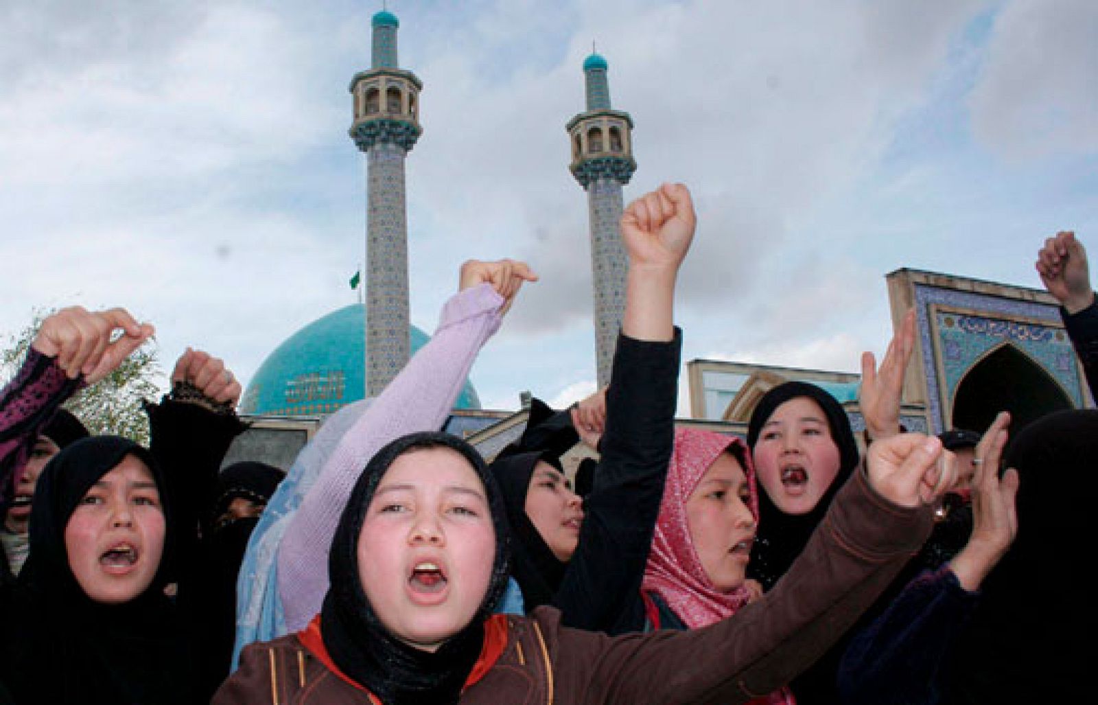 Decenas de mujeres toman las calles de Kabul para expresar su opinión sobre la nueva ley del matrimonio | Ver