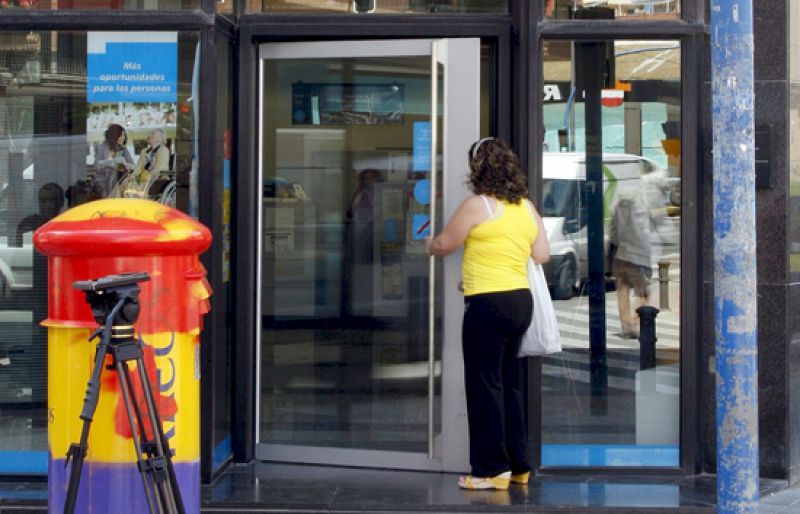 Detenido un joven de 17 años por golpear y prender fuego a un indigente en un cajero de Alicante