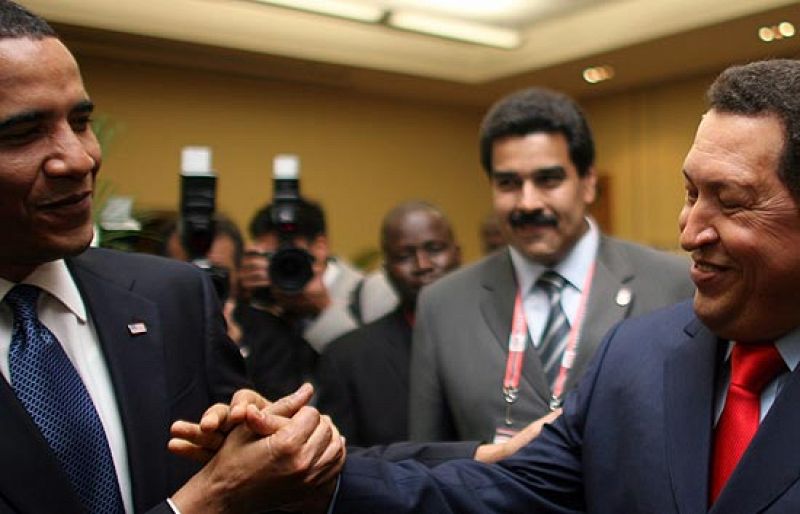 Hugo Chávez saluda a Barack Obama y le dice que quiere ser su amigo