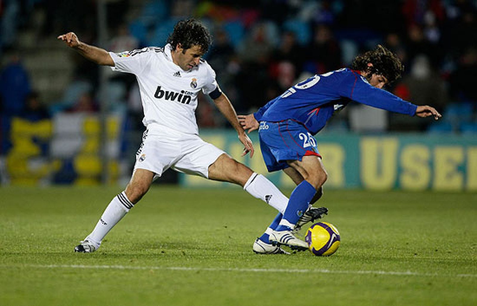 El Real Madrid se juega en el derbi tres puntos cruciales para seguir luchando su peculiar mano a mano con el Barça.