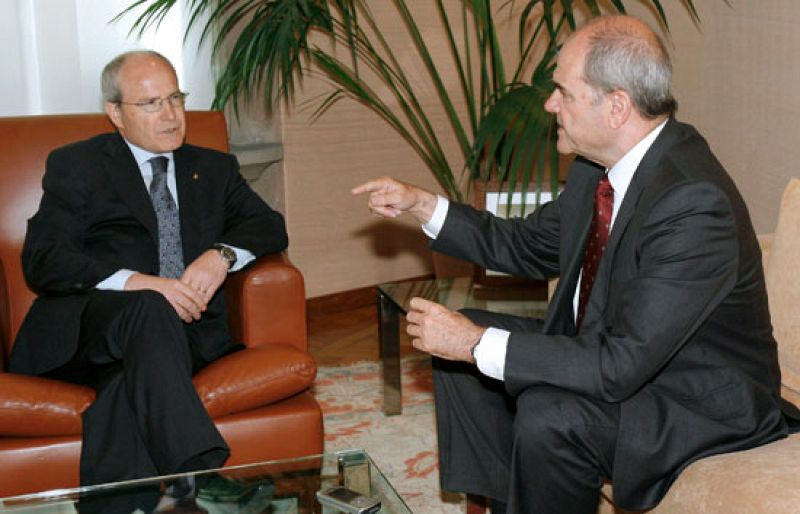 Chaves se compromete a alcanzar un acuerdo de financiación con Cataluña en mayo