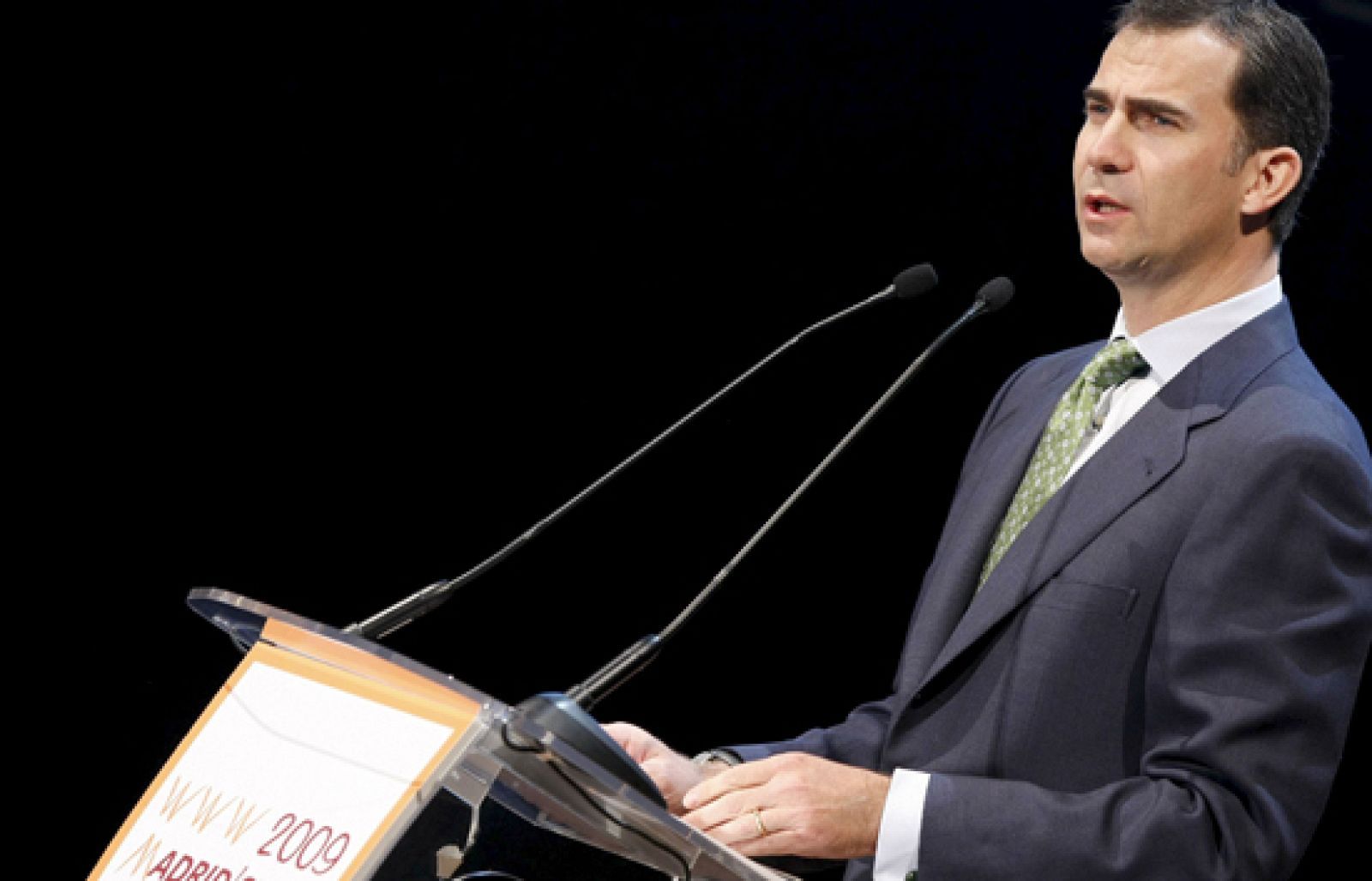 El Príncipe, interesado por Internet "como usuario y padre"