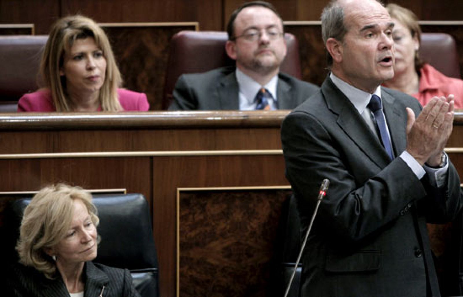 Los dos nuevos vicepresidentes, Chaves y Salgado, se estrenan en la sesión de control | Ver