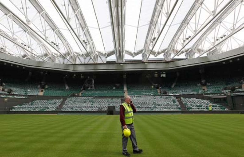 Wimbledon estrena su "mega paraguas"