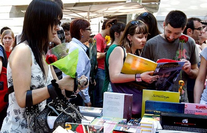 Cataluña se llena de libros y flores para celebrar el día de Sant Jordi