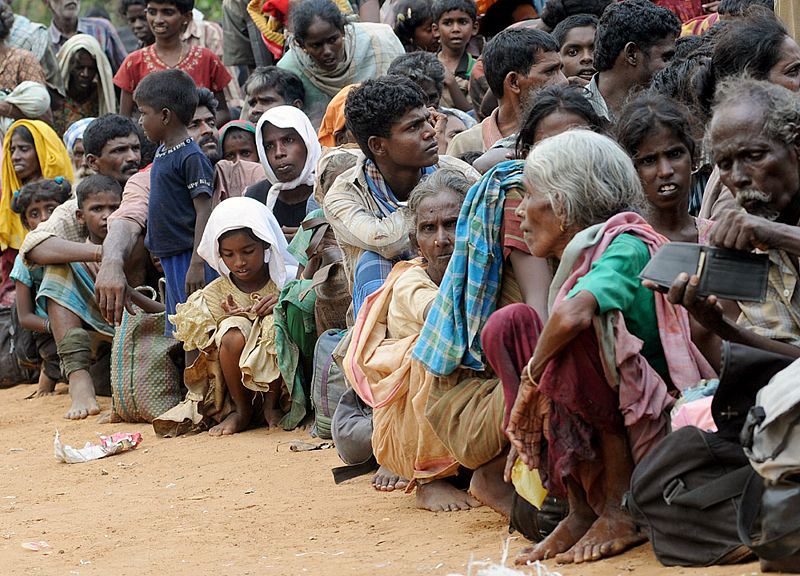 Unos 175.000 civiles permanecen sin apenas agua ni comida tras los combates en Sri Lanka