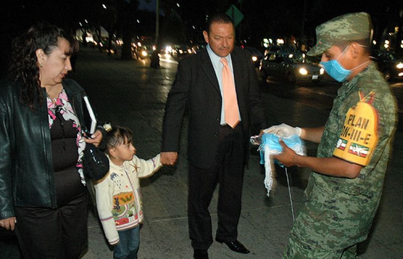 EE.UU. advierte que no podrá contener la gripe y Calderón asume el control sanitario en México