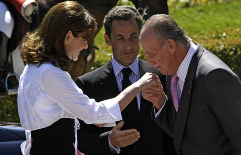 Sarkozy y su esposa Carla Bruni aterrizan en Madrid para su primera visita de Estado a España