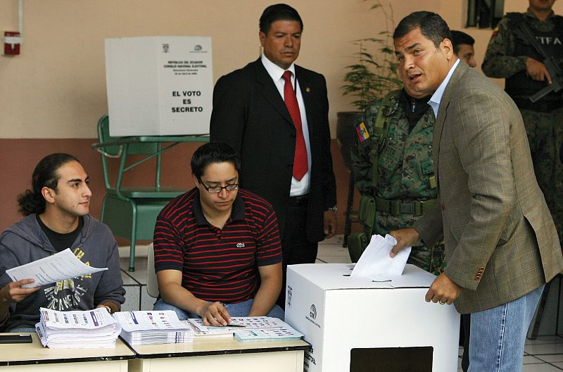 Correa vota en Ecuador y reivindica la "patria grande" que soñó Simón Bolívar