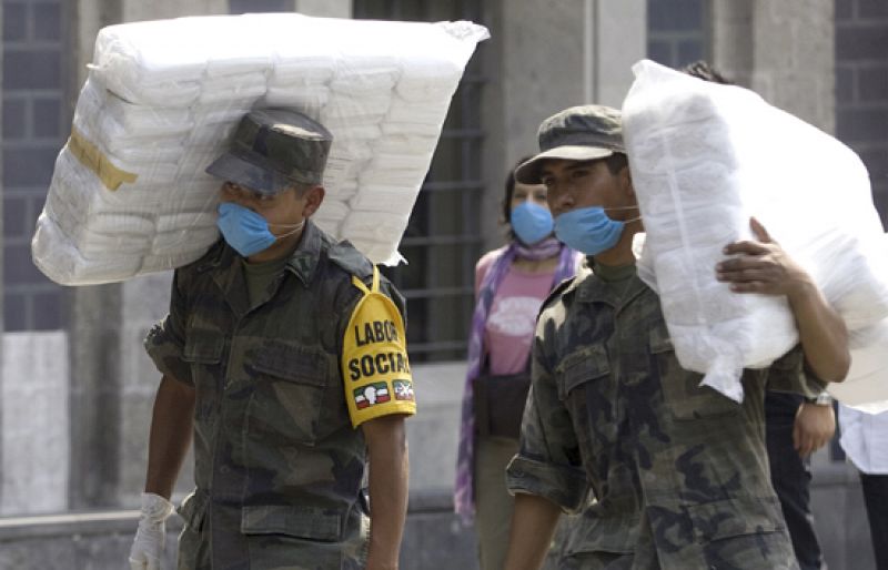 México cuenta ya más de cien muertos por gripe porcina aunque el brote sigue focalizado en el DF