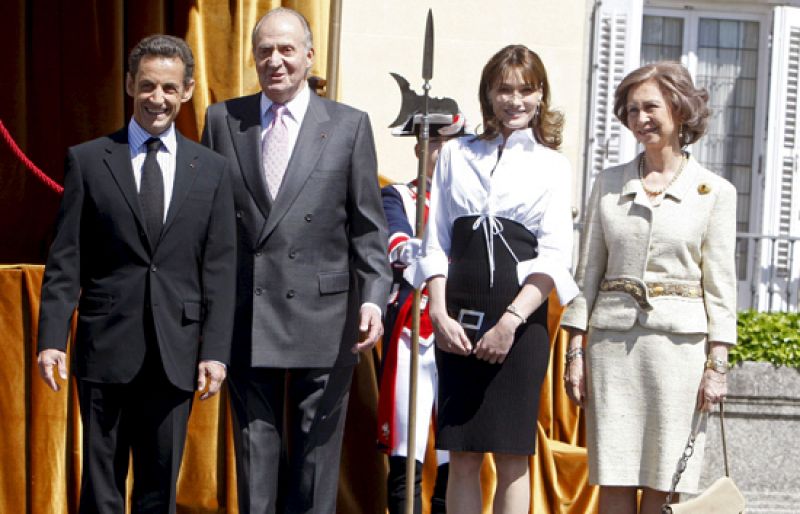 Sarkozy y Bruni son recibidos por los Reyes en el Palacio del Pardo en el inicio de su visita de Estado