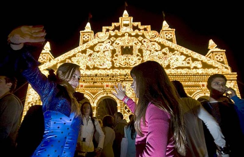 El encendido de las 215.000 bombillas abre la 162ª edición de la Feria de Abril sevillana