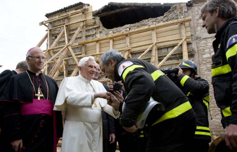 El Papa visita L'Aquila, la región devastada hace tres semanas por un terremoto