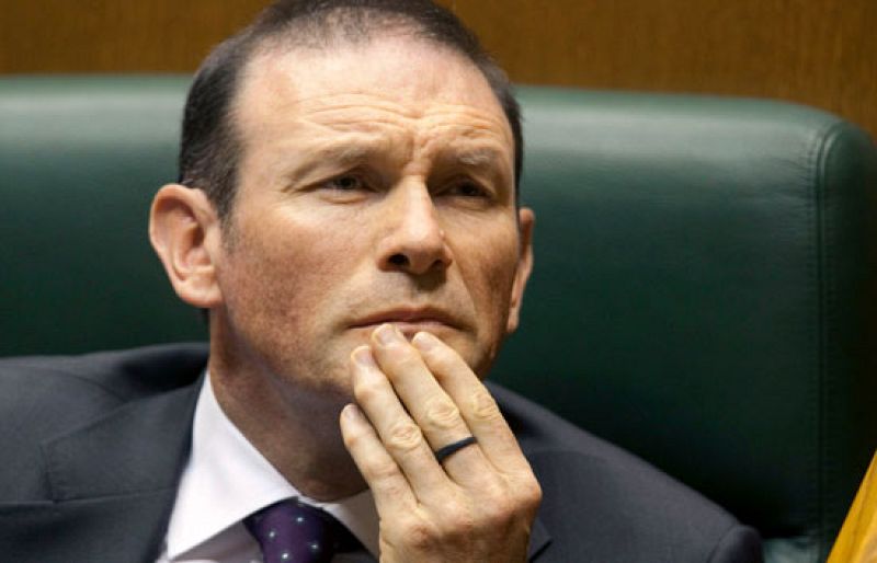 Ibarretxe le 'roba' el protagonismo a López al anunciar en su investidura que deja la política