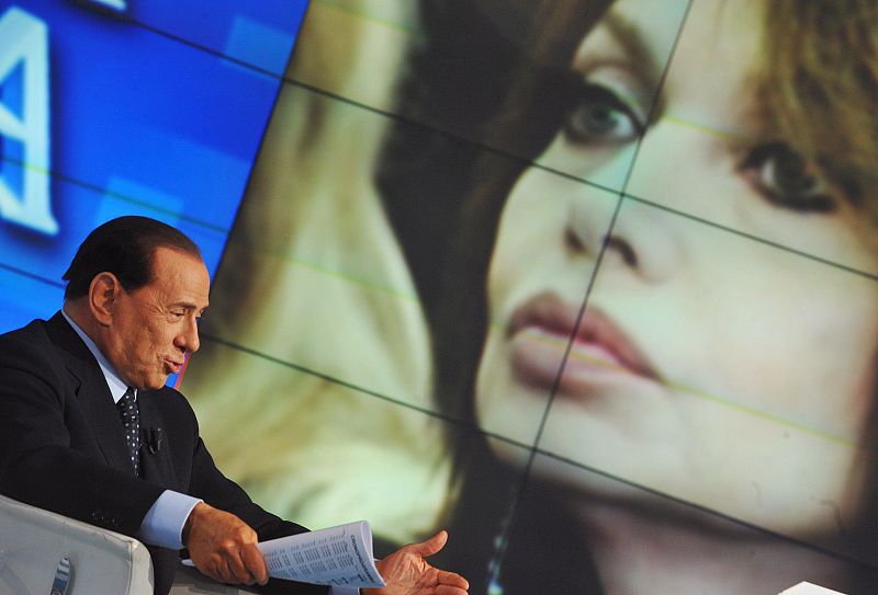 Berlusconi culpa a la prensa y a la izquierda de la ruptura de su matrimonio