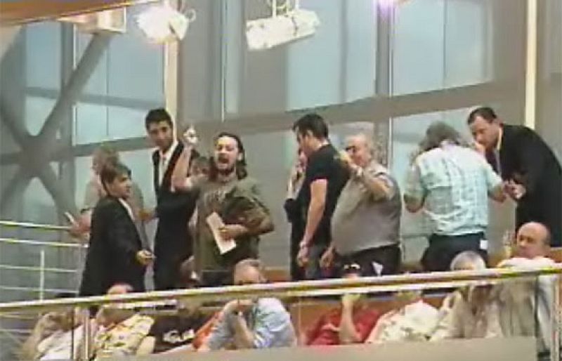 Protestas dentro y fuera de la Asamblea de Madrid conducida por trabajadores en crisis