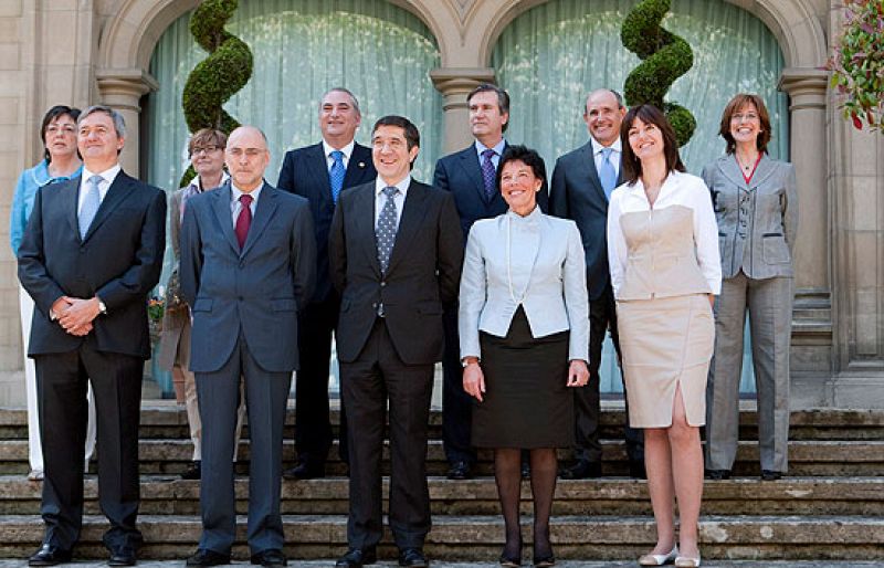El Gobierno vasco promete lealtad a la Constitución y al Estatuto en su toma de posesión
