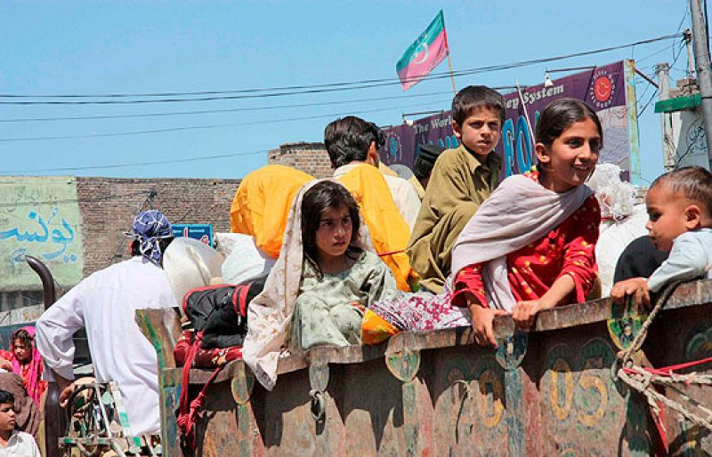 Los civiles pakistaníes huyen en masa del  valle del Swat tras el levantamiento del toque de queda