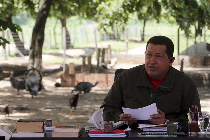 Chávez amenaza con cerrar más medios de comunicación opositores: "Juegan con fuego"