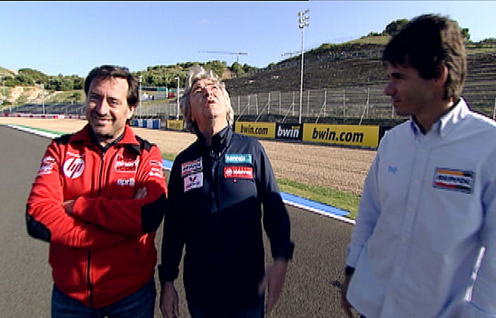 Los campeones españoles Ángel Nieto, Álex Crivillé y Sito Pons nos enseñan las curvas que tienen sus respectivos nombres en el circuito de Jerez.