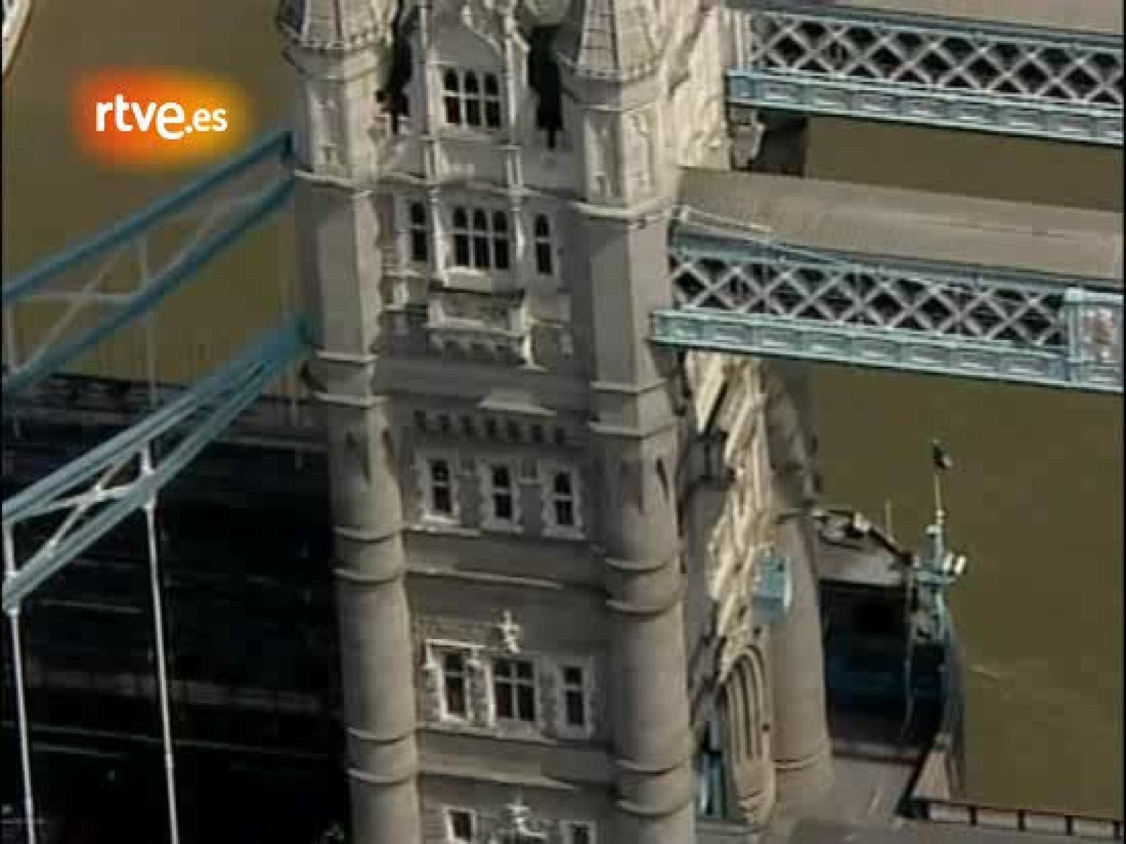 Seis heridos al caer uno de los ascensores del Puente de la Torre de Londres | Ver