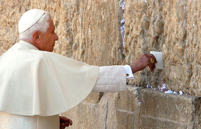 Benedicto XVI visitó el Muro de las Lamentaciones y puso una petición entre sus piedras
