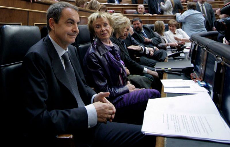 Zapatero restringe la deducción por vivienda y dará 2.000 euros para comprar coches