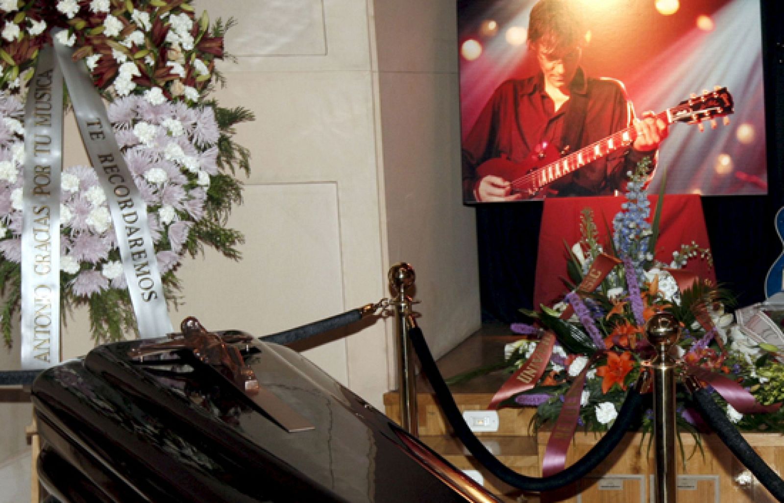 Músicos y fans despiden a Antonio Vega entre guitarras