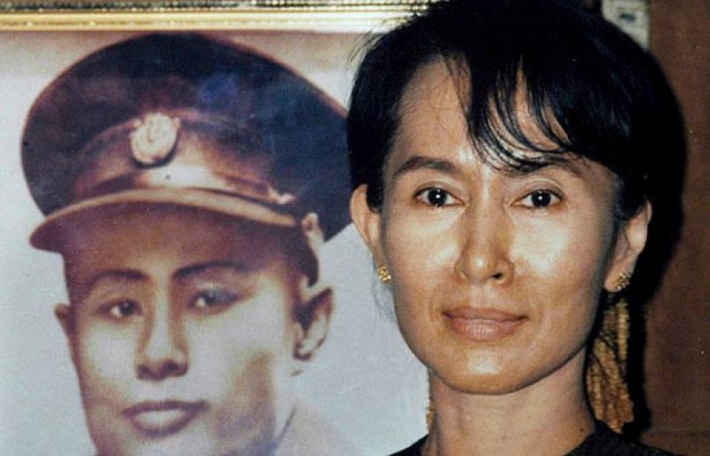 Llevan a una prisión a la líder opositora birmana Suu Kyi por recibir visitas en su arresto domicilirio