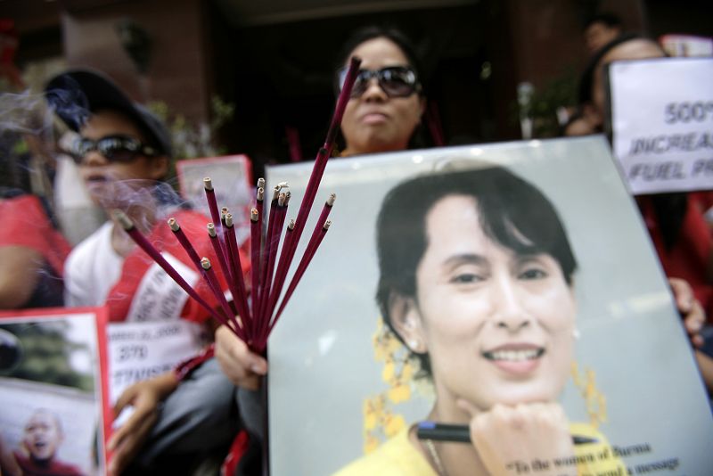 Cronología del encierro de Saan Suu Kyi