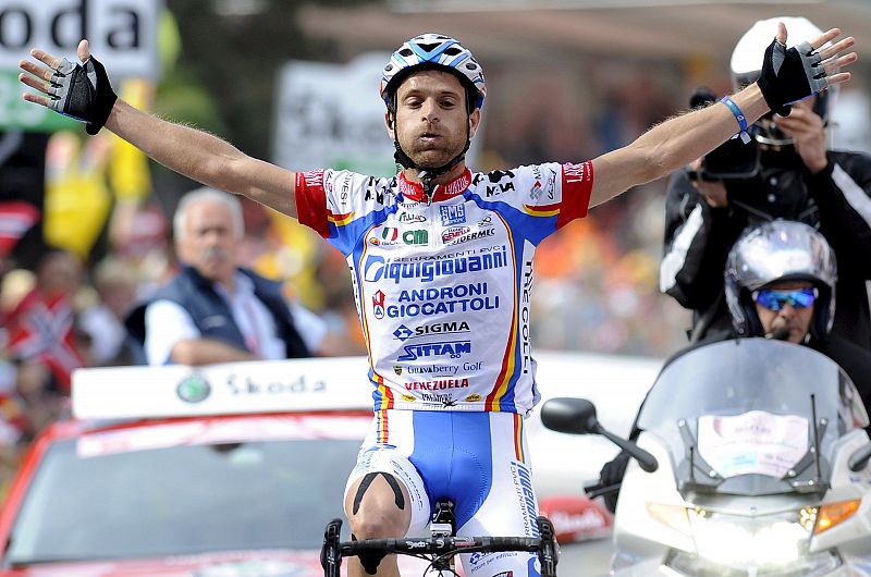 Scarponi brilla tras una escapada maratoniana, Di Luca sigue líder