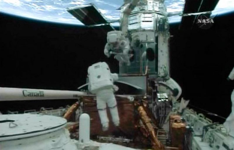 Dos astronautas inician la primera jornada de reparaciones en el Hubble