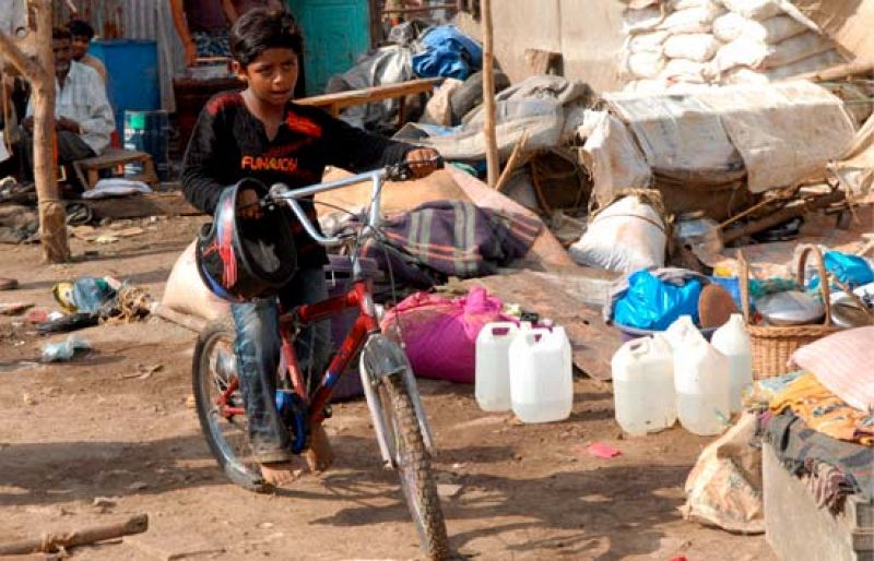 Los niños de "Slumdog Millonaire" se quedan sin chabola y en la calle