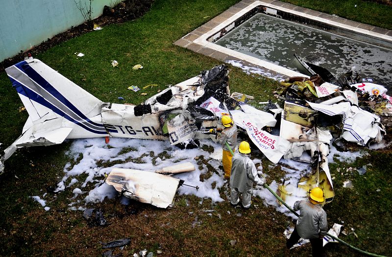 Seis personas mueren al caer una avioneta sobre una residencia en Guatemala