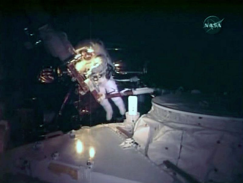 Los astronautas del Atlantis intentan reparar una cámara fundida del Hubble