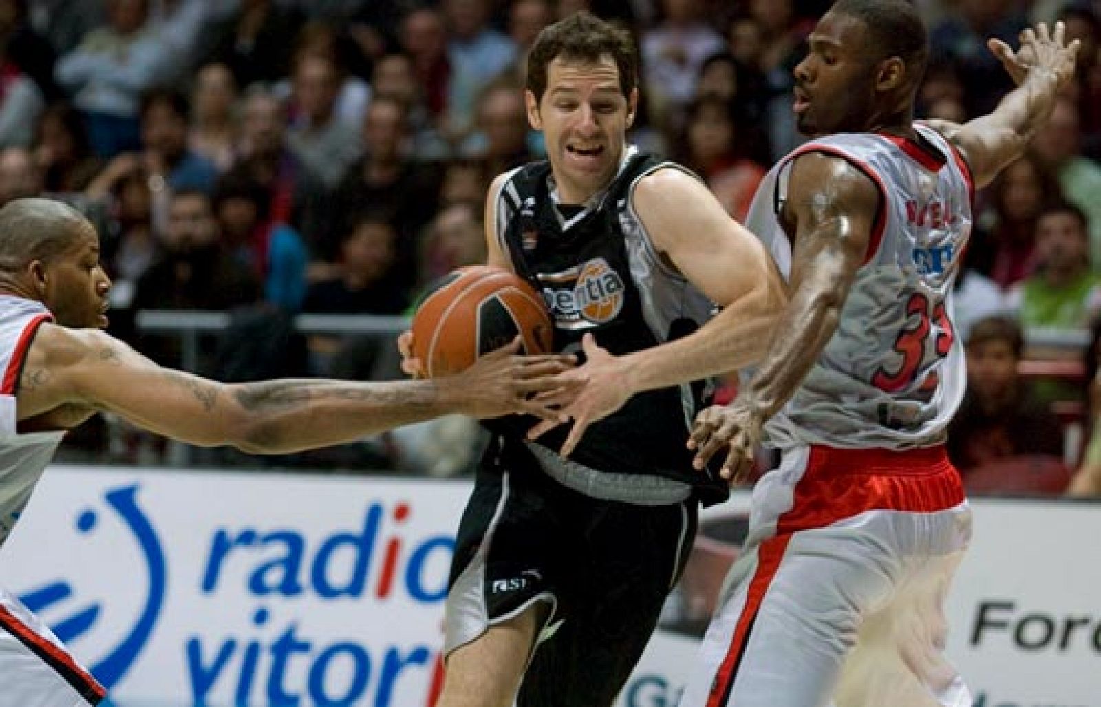 Tau Vitoria 90-86 Iurbentia Bilbao - Baloncesto en RTVE | Ver